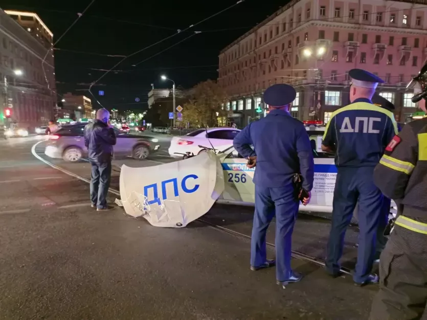Фото   Главк прокомментировал ДТП с участием служебной машины полицейских в центре Челябинска