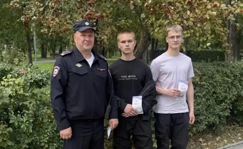 Фото Челябинские полицейские подробно разъяснили горожанам вопросы поступления на службу