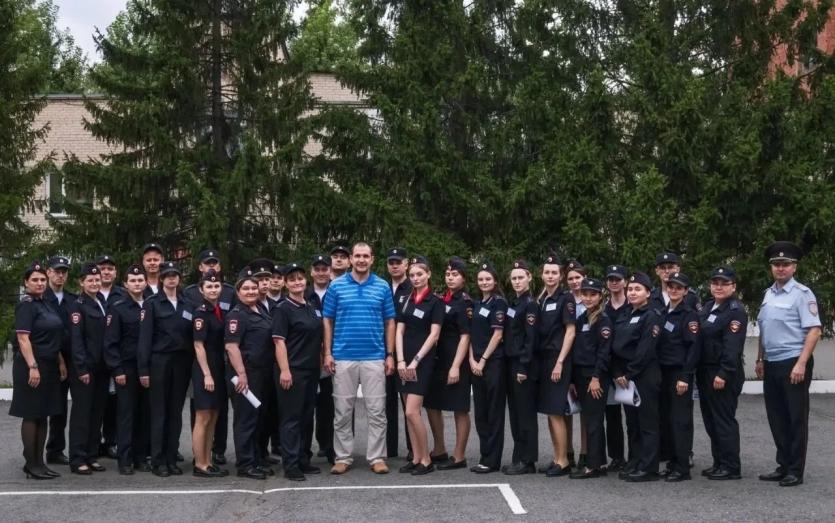 Фото Легенда гиревого спорта Иван Денисов встретился с будущими полицейскими в Челябинске