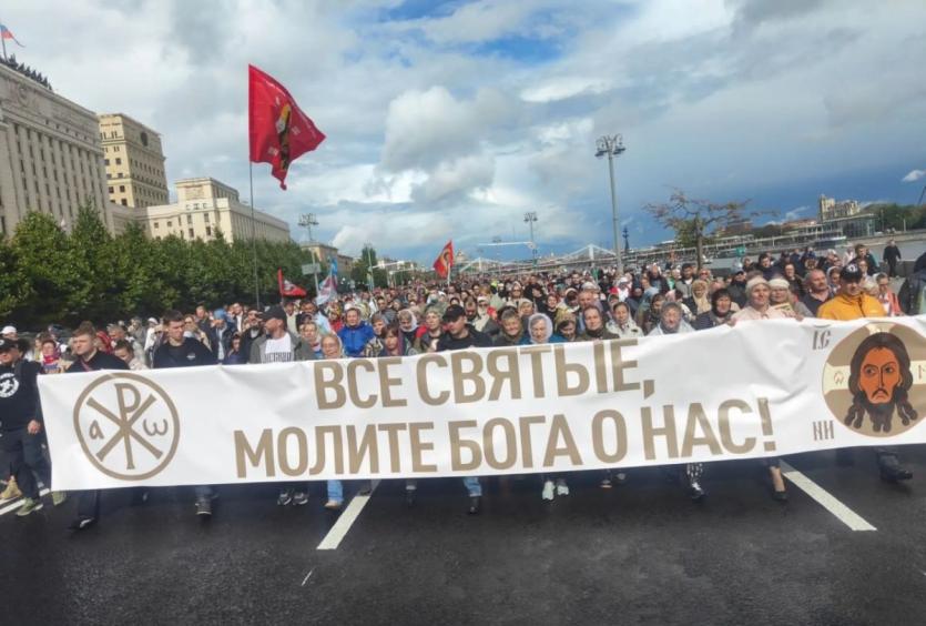 Фото Возрождение почти 400-летней традиции: многотысячное молитвенное шествие по набережным Москвы 