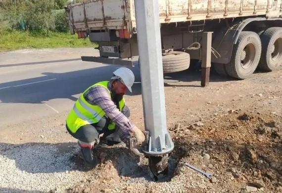 Фото На дороге к железнодорожной станции Куса устанавливают опоры и светильники