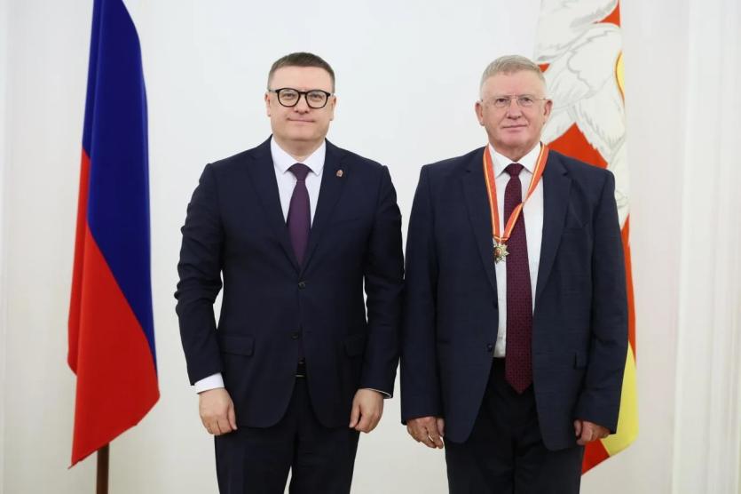 Фото Алексей Текслер вручил награду президенту ЮУрГУ Александру Шестакову