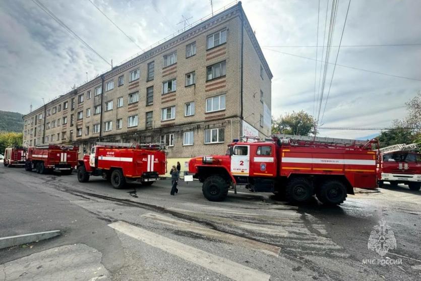 Фото Спасатели МЧС вывели троих жильцов из горящей квартиры в Миассе
