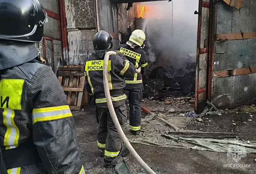 Фото В Челябинске сгорел автосервис
