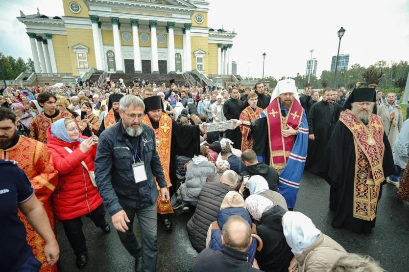 Фото Десница святителя Спиридона в Челябинске: 50 тысяч паломников и трогательные проводы
