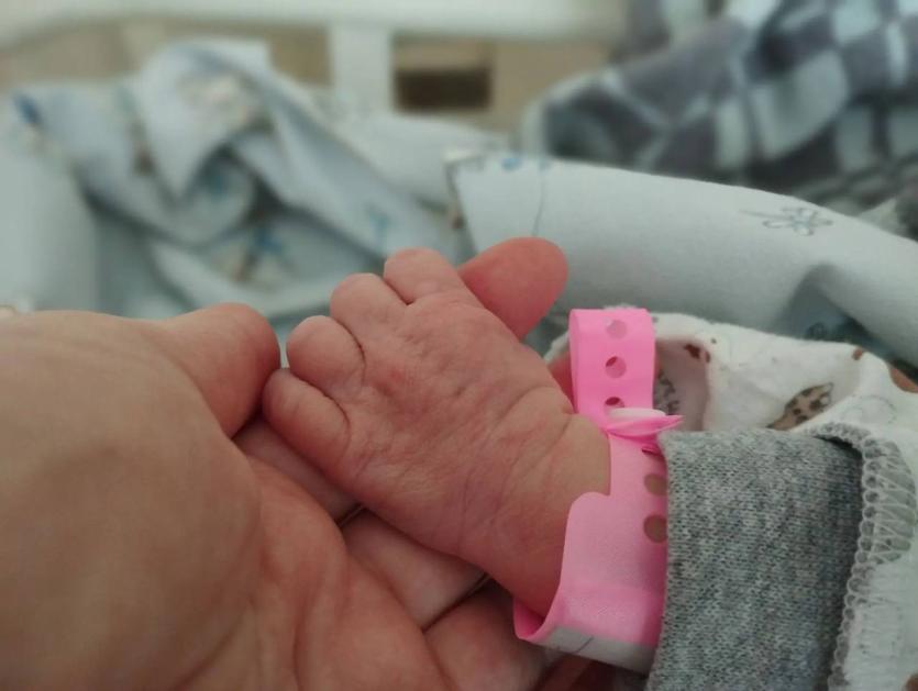 Фото На посту до родов: Главу УИК Златоуста отвезли с избирательного участка в роддом, где она родила дочь