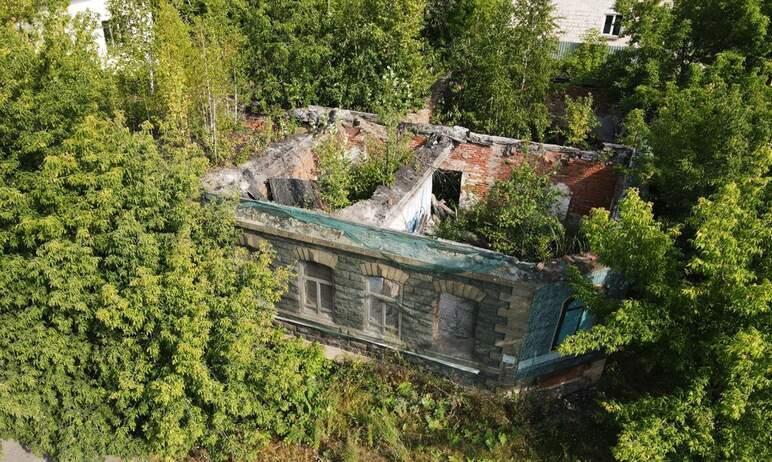 Фото Полуразрушенный дом куца Алпатова в Сатке выставлен на торги