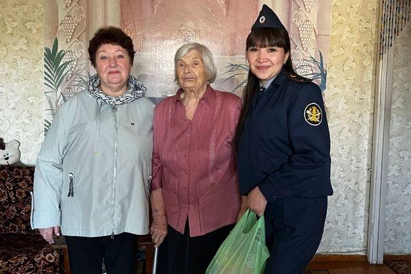 Фото С тёплыми словами и подарками: ветеранов УИС в Челябинске навестили молодые сотрудники