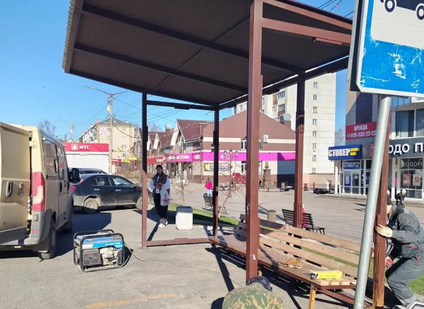 Фото Пассажирам Златоуста вернули вырванную ветром остановку