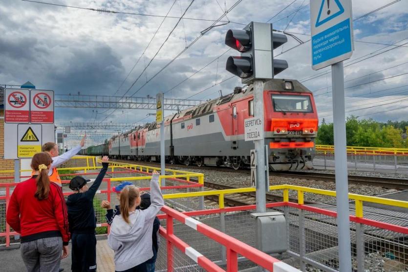 Фото Более девяти тысяч школьников приняли участие в акции по безопасности на ЮУЖД