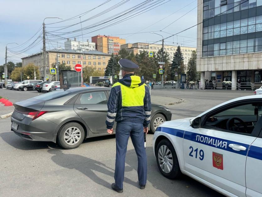 Фото В понедельник утром у школ и детсадов Челябинска будут дежурить экипажи ДПС
