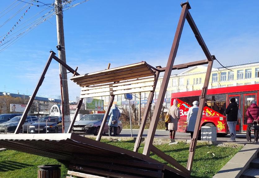 Фото Вверх дном: в Златоусте «с корнем» вырвало остановку, скамейка для пассажиров повисла в воздухе