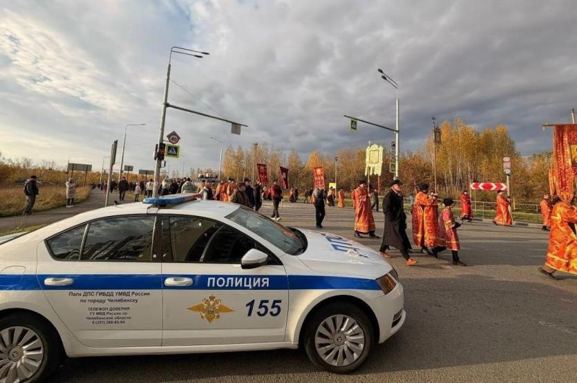 Фото Крестный ход в Челябинске: участвовали 15 тысяч человек, порядок обеспечили - 400 человек