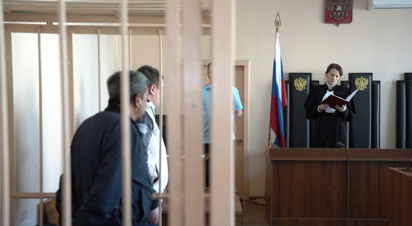 Фото Восемь челябинцев незаконно зарегистрировали более 100 иностранцев