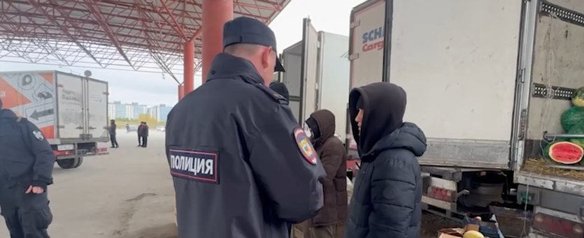 Фото На рынке в Центральном районе Челябинска полиция ловила мигрантов-нарушителей (ВИДЕО)