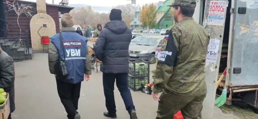 Фото На челябинском рынке мигрантов проверяли военные следователи и полиция