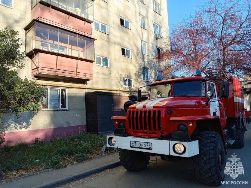 Фото В Челябинске ликвидировали пожар на балконе многоэтажки