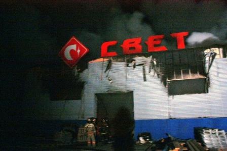 Фото В Челябинске загорелся склад с электроизделиями