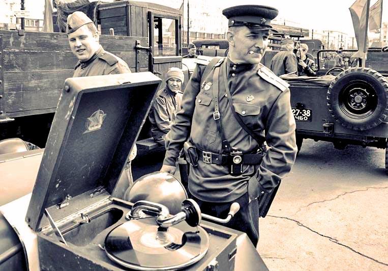 Фото Борису Дубровскому доложили о плане празднования Дня Победы и представили оловянных солдатиков