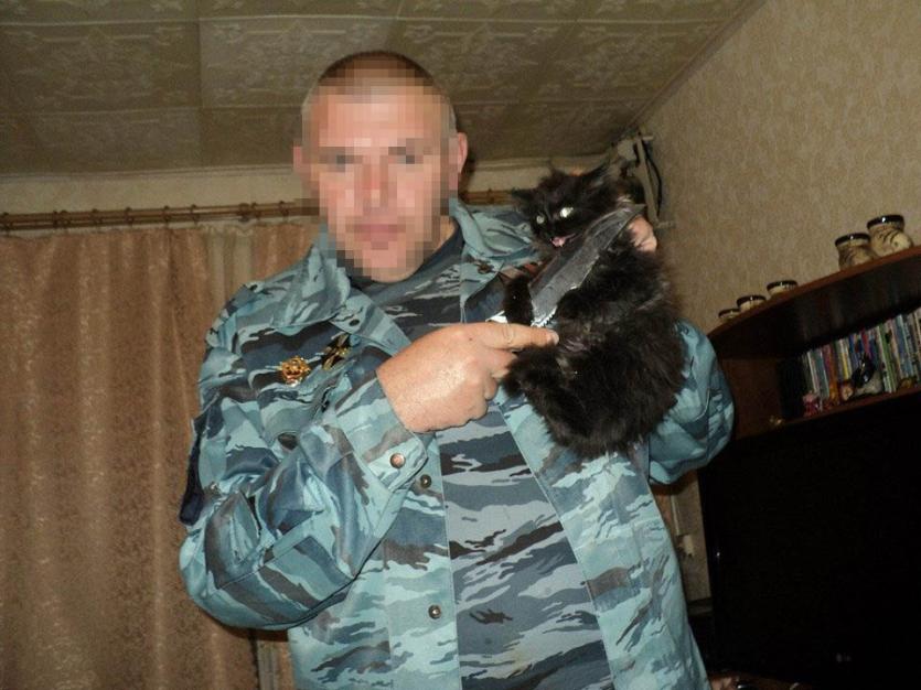 Фото Участкового из Верхнего Уфалея обвиняют в издевательствах над котенком