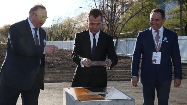 Фото Медведев заложил первый камень в фундамент завода «Русские электрические двигатели» в Челябинске