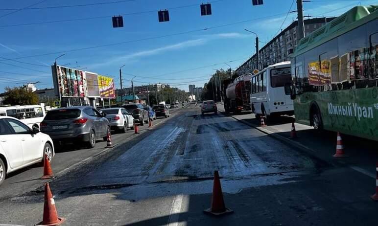 Фото В Челябинске фрезеруют дорогу на Братьев Кашириных, водители терпят временные неудобства