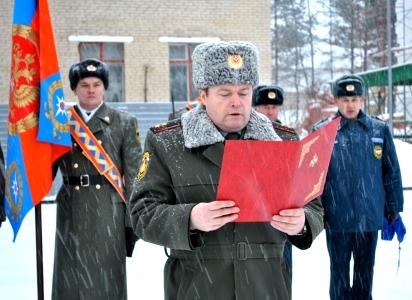 Фото Учебному спасательному центру Челябинской области вручили боевое знамя
