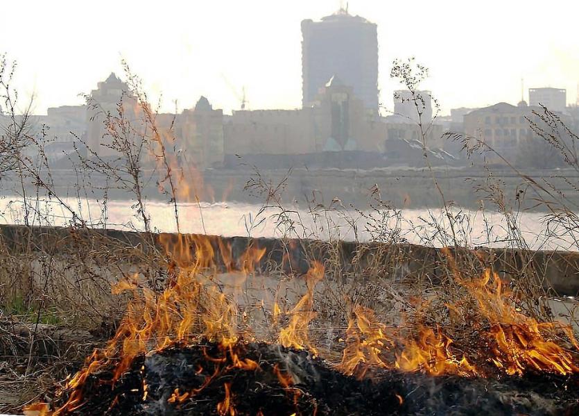 Фото В Челябинске по фактам загораний сухой травы расследуются десятки административных дел