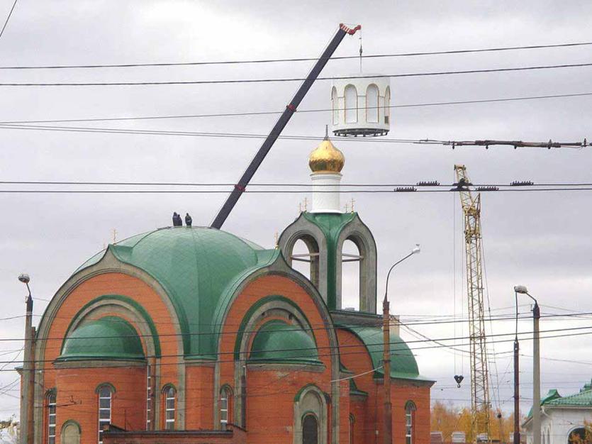 Фото Храм Сергия Радонежского в Челябинске обрел золотые купола и кресты