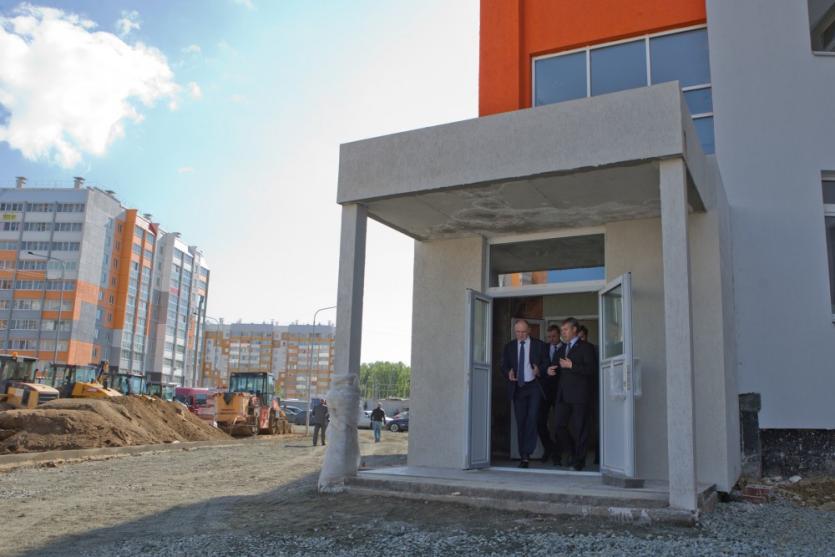 Фото Губернатор Челябинской области проинспектировал новую школу в микрорайоне Парковый