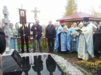Фото Верхнеуфалейские казаки воздвигли мраморный крест на территории Покровского храма