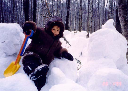 Фото В Челябинске мальчик скатился со снежного вала на проезжую часть