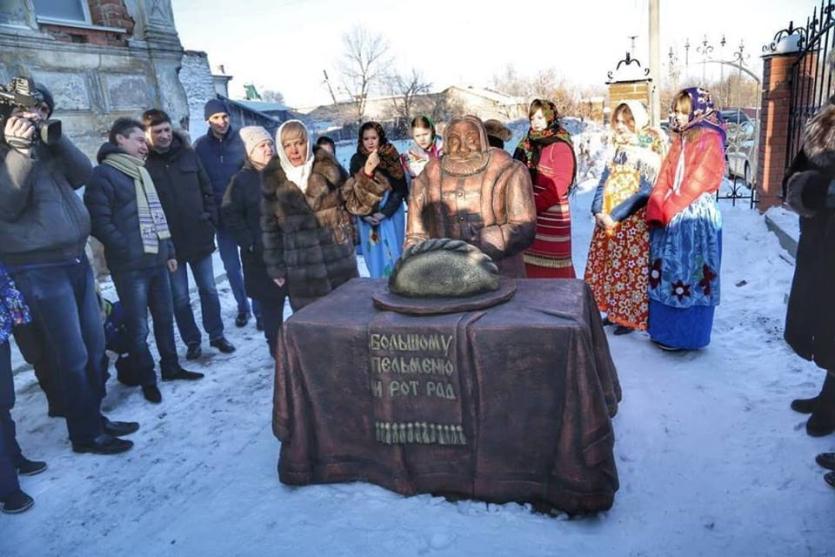 Фото Памятник пельменю официально открыли в Миассе