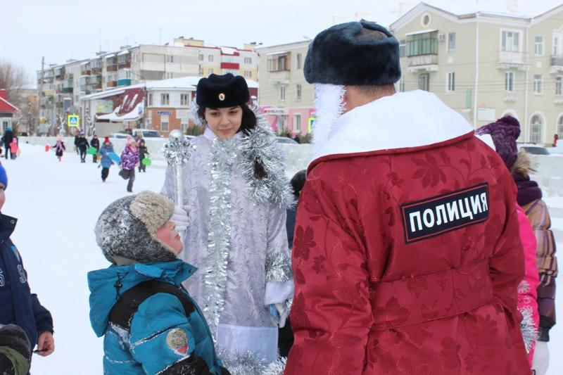 Фото В Челябинской области на дежурстве полицейский Дед Мороз и его внучка Снегурочка
