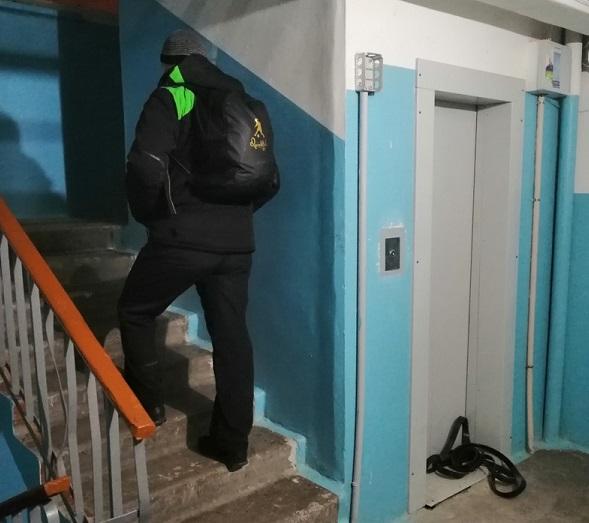 Фото Жители челябинской многоэтажки почти год не могут добиться подключения лифта
