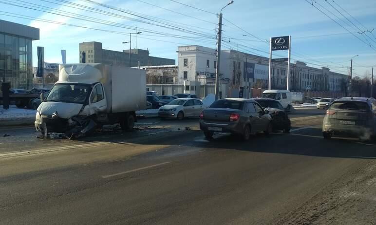 Фото В Челябинске столкнулись четыре автомобиля