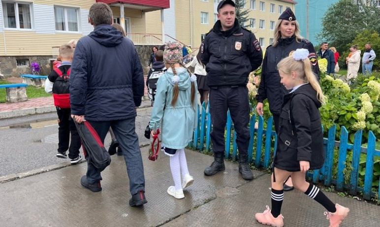Фото Полицейские обеспечили безопасное начало нового учебного года в Челябинской области
