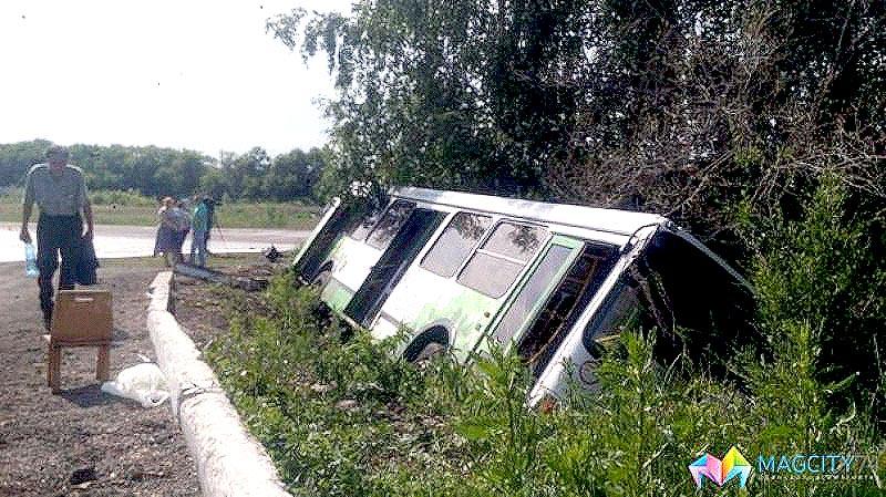 Фото В Магнитогорске в столкновении легковушки и автобуса погиб водитель, есть раненые