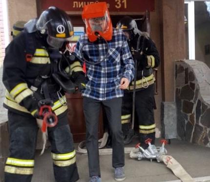 Фото В 31 лицее во время учебной эвакуации два ученика не успели выйти из здания