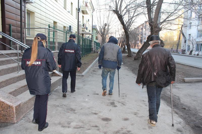 Фото Челябинские полицейские вернули горожанам потерянных брата, сына и сестру