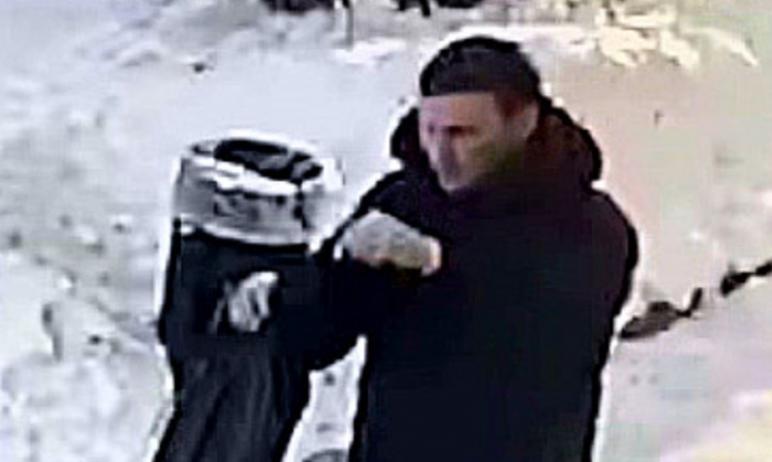 Фото Появилось видео возможного подозреваемого в убийстве хозяина магазина игрушек в Челябинске