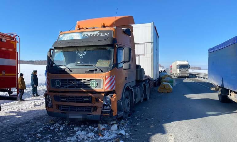 Фото В Челябинской области три фуры столкнулись на М5. Один водитель погиб