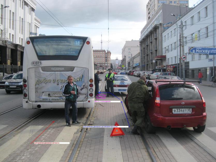 Фото В Челябинске автобус столкнулся с «Ладой»: есть пострадавшие