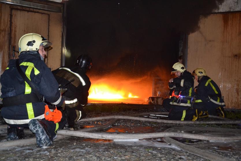 Фото В Челябинске ночью горел мебельный цех