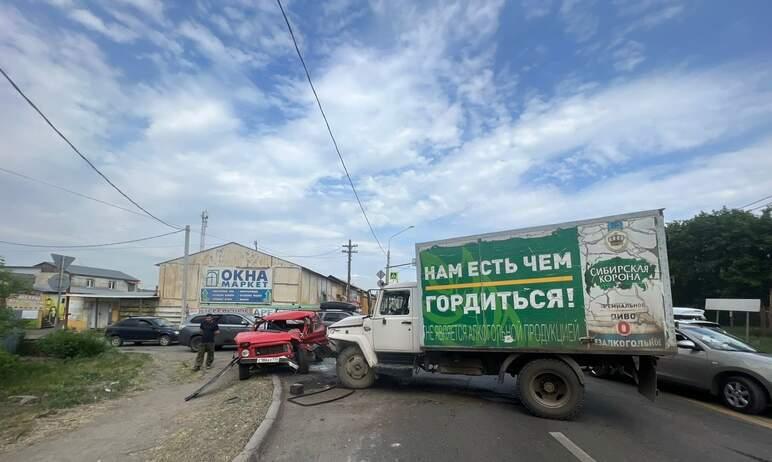 Фото В Магнитогорске грузовик на встречке врезался в «Ниву», ее водитель умер в больнице