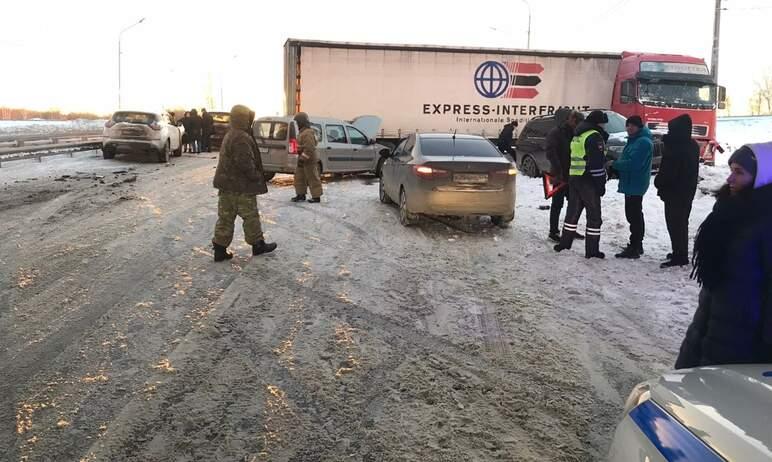 Фото На автодороге «подъезд к Екатеринбургу» из-за ДТП с участием восьми машин введено реверсивное движение