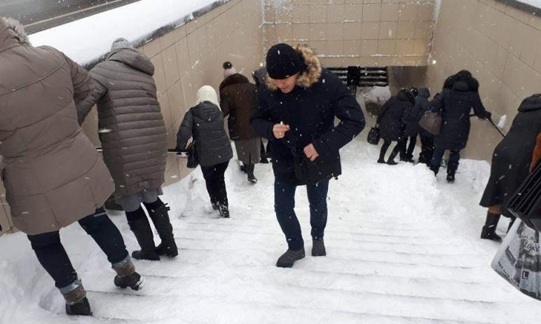 Фото В Челябинске ступеньки в подземных переходах превратились в горки