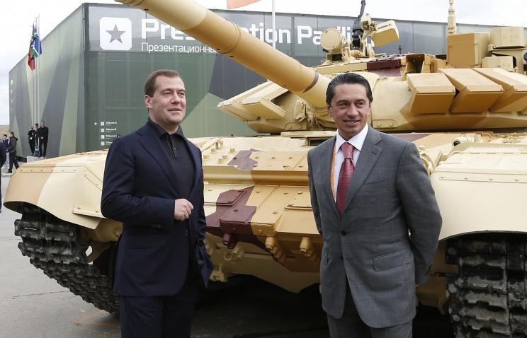 Фото Медведев пообещал рассмотреть вопрос о предоставлении госгарантий УВЗ и ЧТЗ