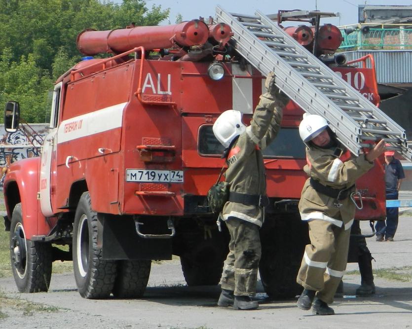 Фото В Челябинской области пожарные спасли рабочих, которые не могли спуститься с крыши