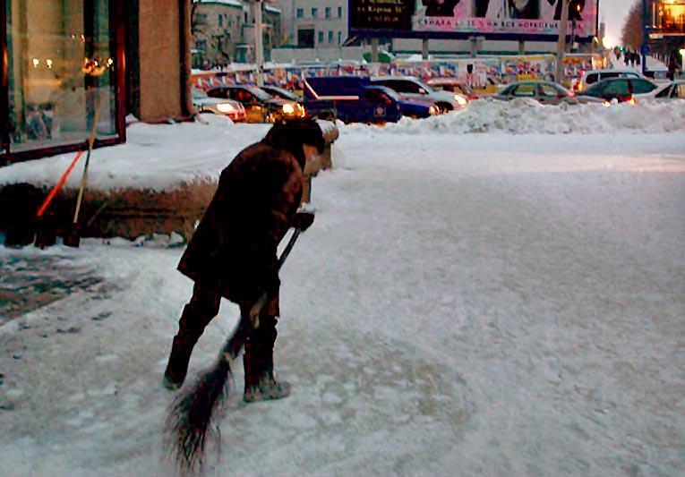 Фото В Челябинске спецтехника борется со снегом
